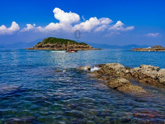 腊月十五，济南大明湖畔圆月映照佳节氛围